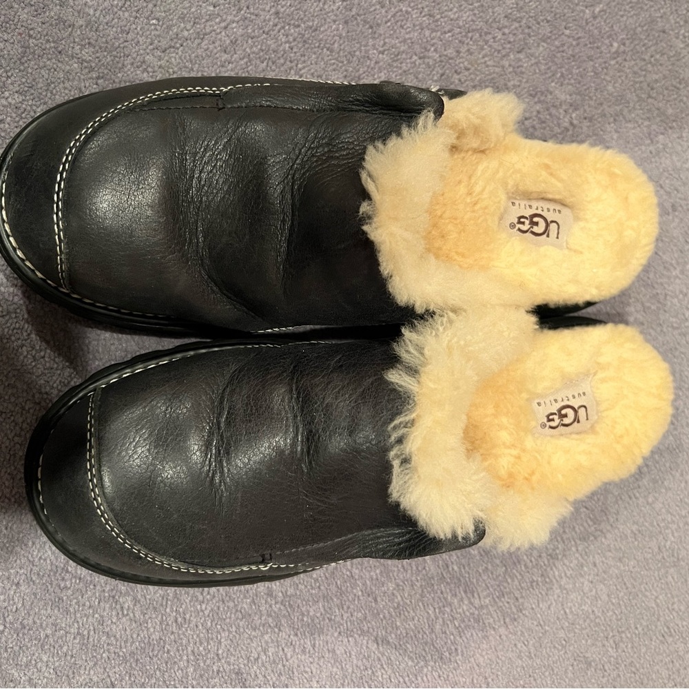 BNWOT UGG SLIP ON SHOES